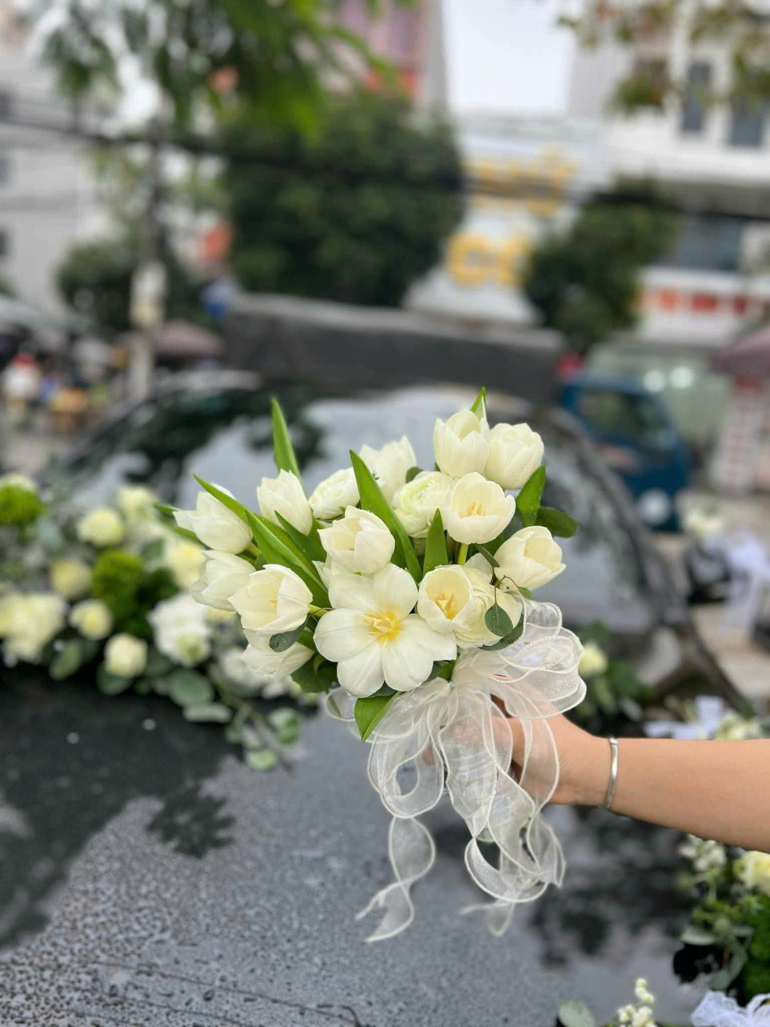 C06 Hoa cầm tay cô dâu Tulip Hà Lan sang trọng kèm hoa cài áo chú rể