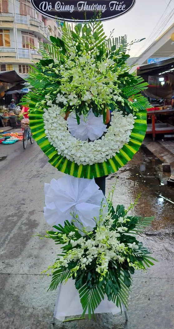 T10 Kệ hoa chia buồn màu trắng trang trọng giao Bắc Ninh