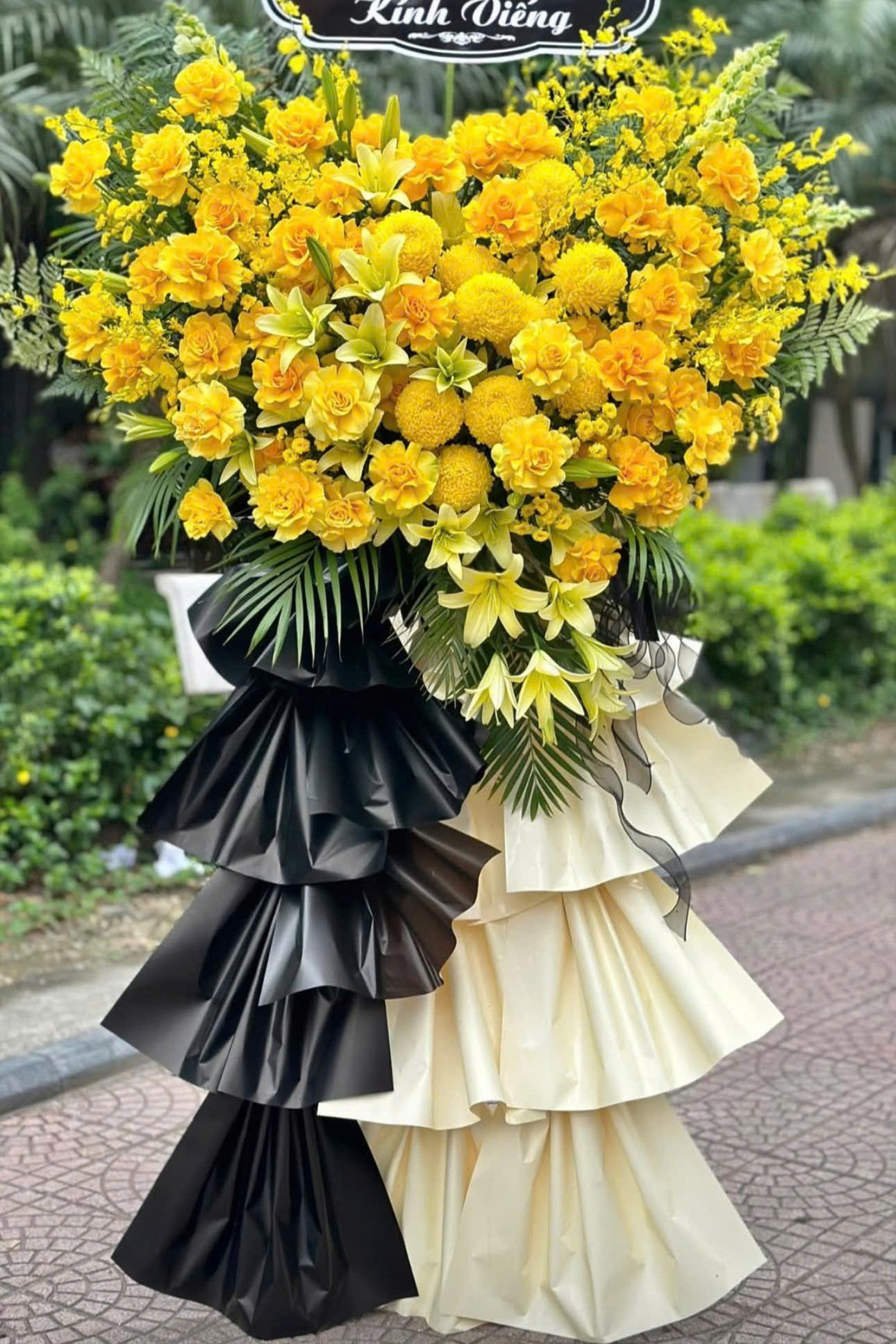 T09 Kệ hoa chia buồn vàng đen trang trọng