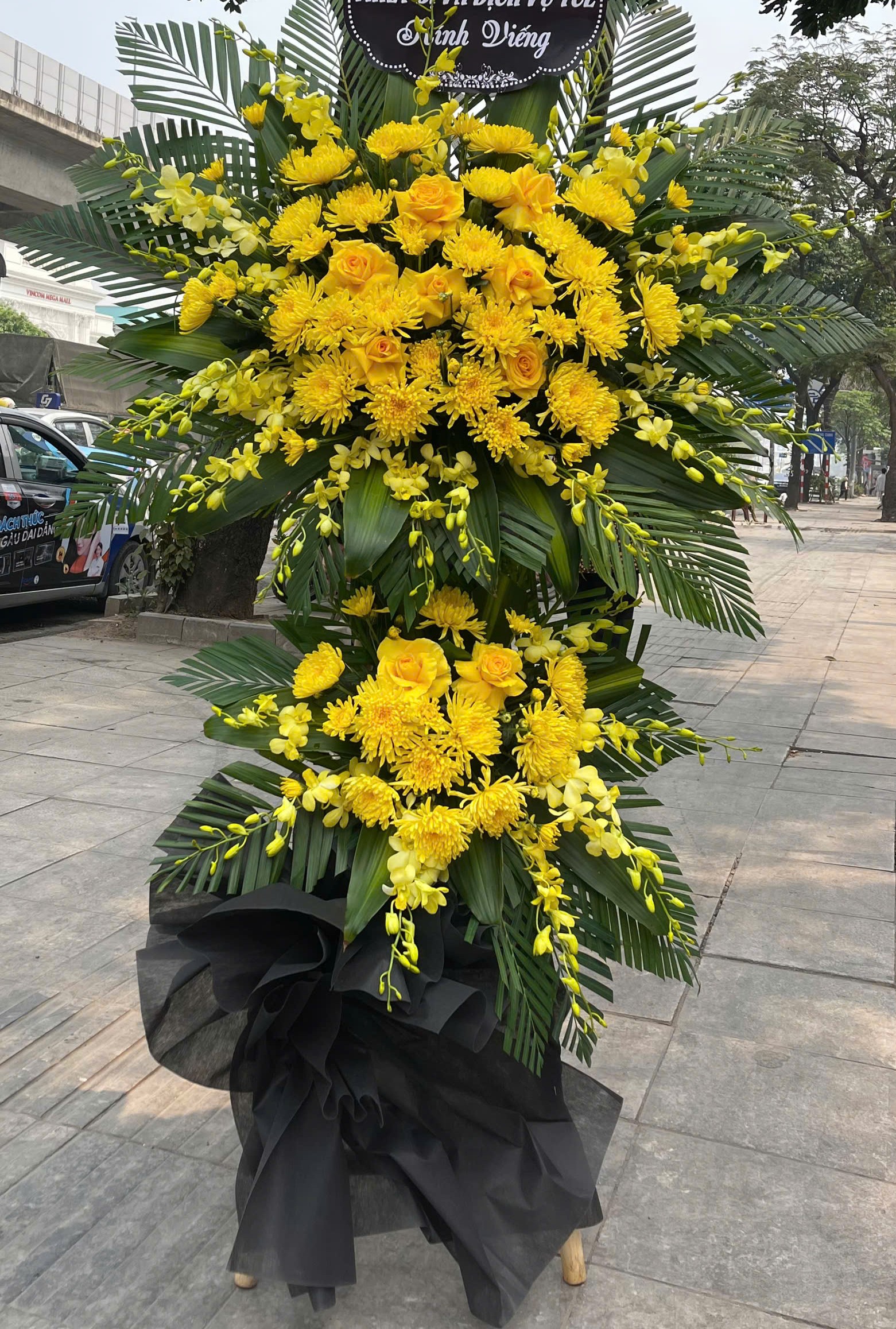 T14 Kệ hoa viếng cúc vàng trang trọng