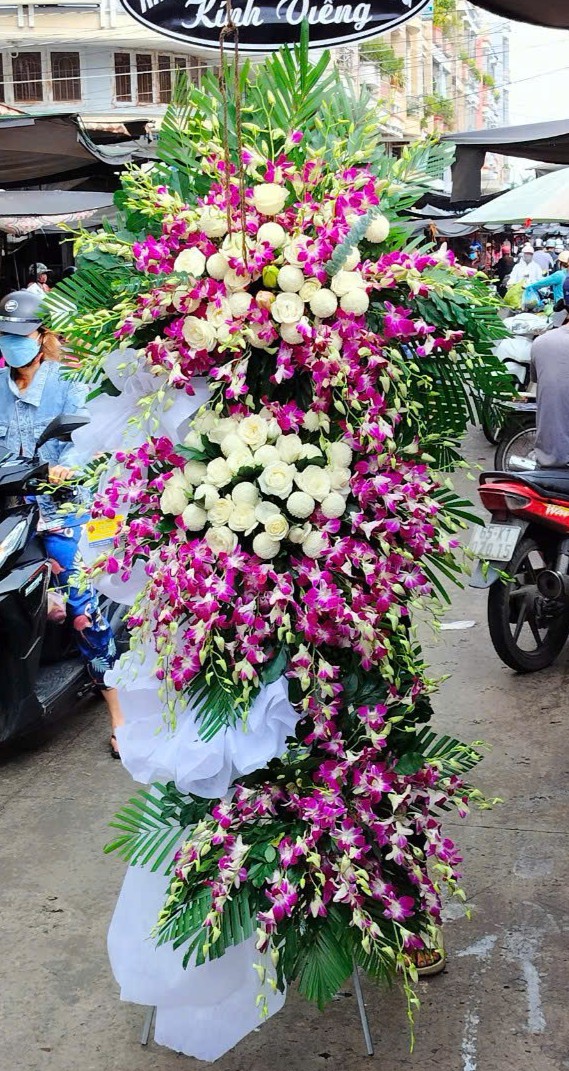 T08 Kệ hoa viếng 3 tầng màu tím miễn phí banner