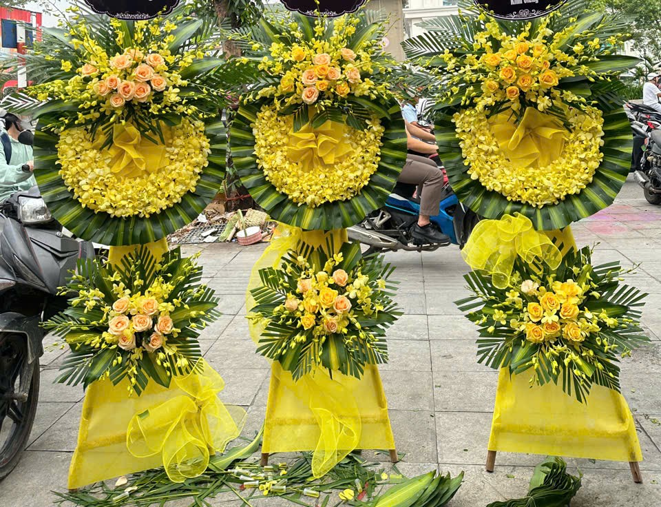 T11 Kệ hoa viếng lan vàng trang trọng giao nhanh 2h