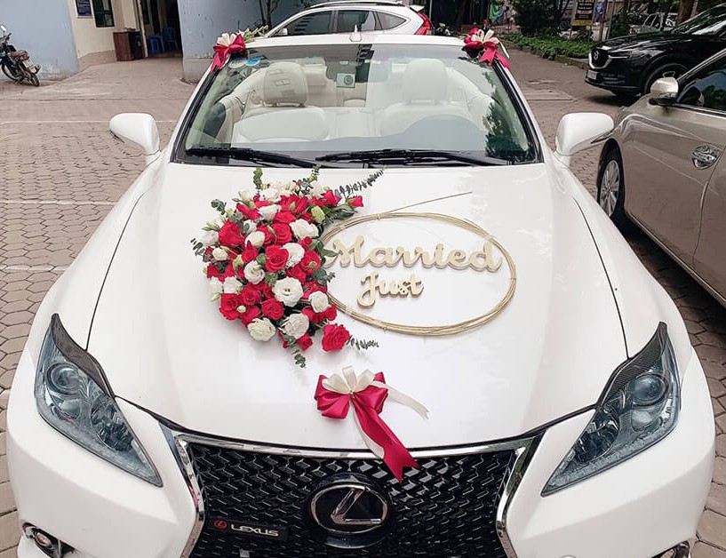 C23 Xe hoa cô dâu chú rể tone đỏ trắng kèm chữ Just Married sang trọng