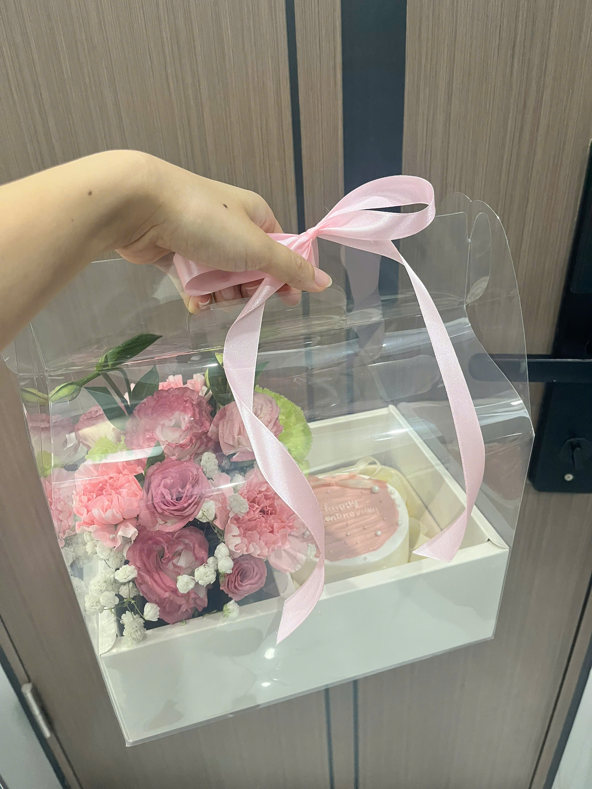 S08 Hộp Hoa tươi và Bánh kem tone hồng ngọt ngào
