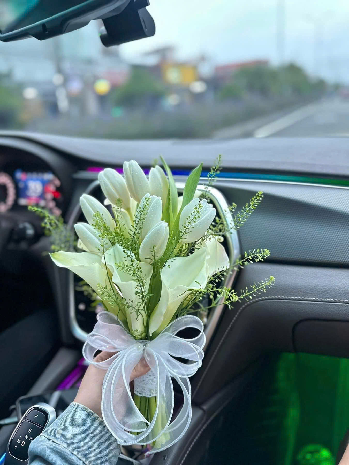 C05 Bó hoa cầm tay cô dâu Calla Lily mix Tulip Hà Lan