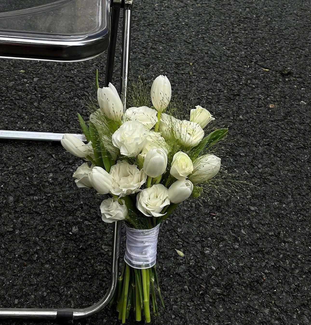 C13 Bó hoa cầm tay cô dâu Tulip mix lan tường trắng