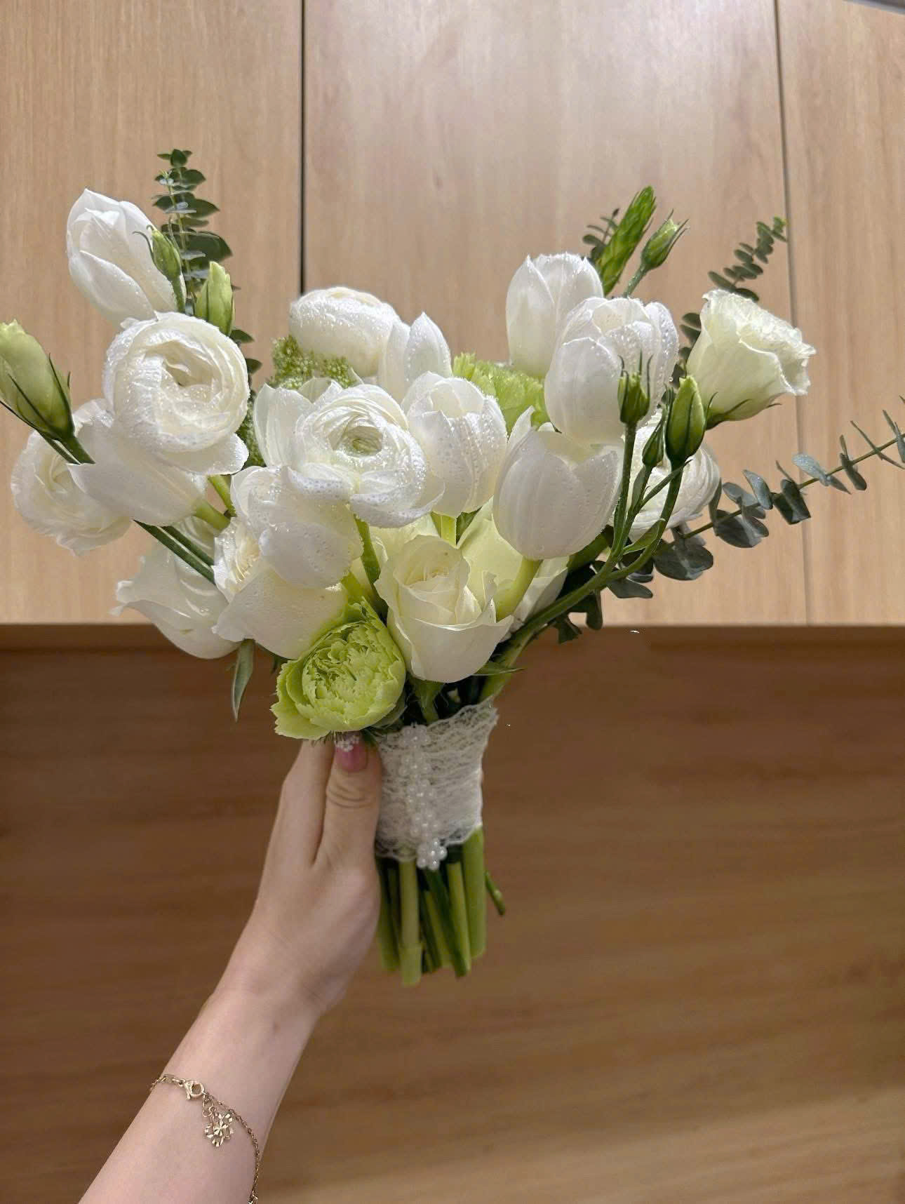 C10 Bó hoa cầm tay cô dâu mix mao lương Tulip Hà Lan