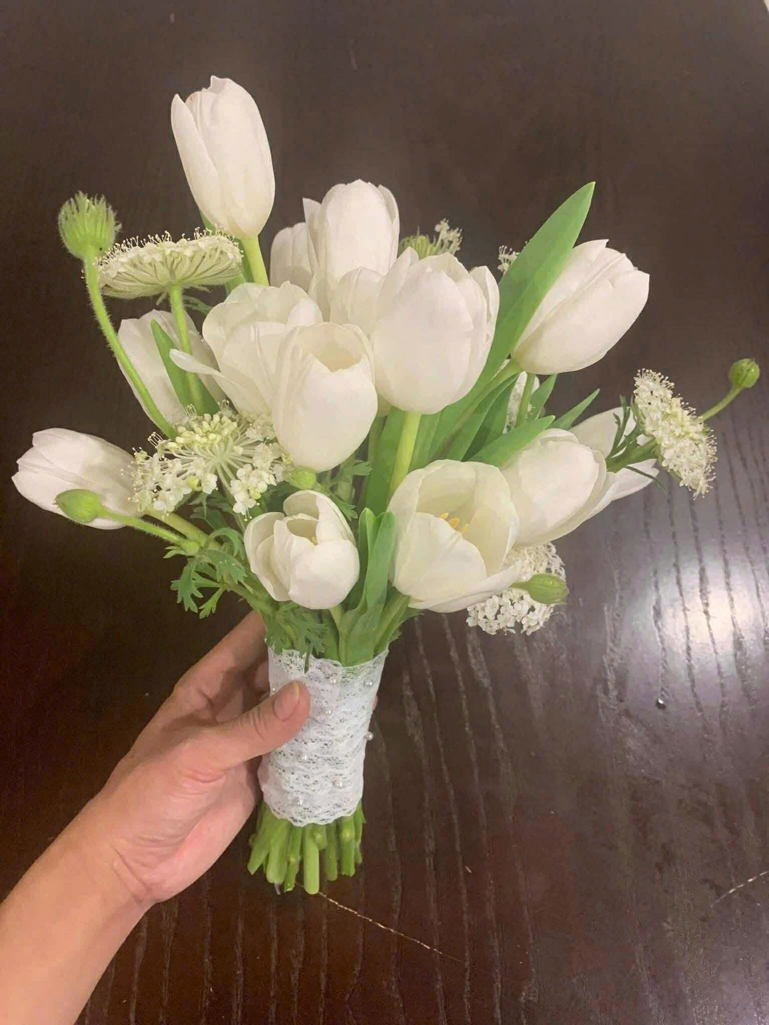 C04 Hoa cầm tay cô dâu Tulip Hà Lan mix thúy châu trắng