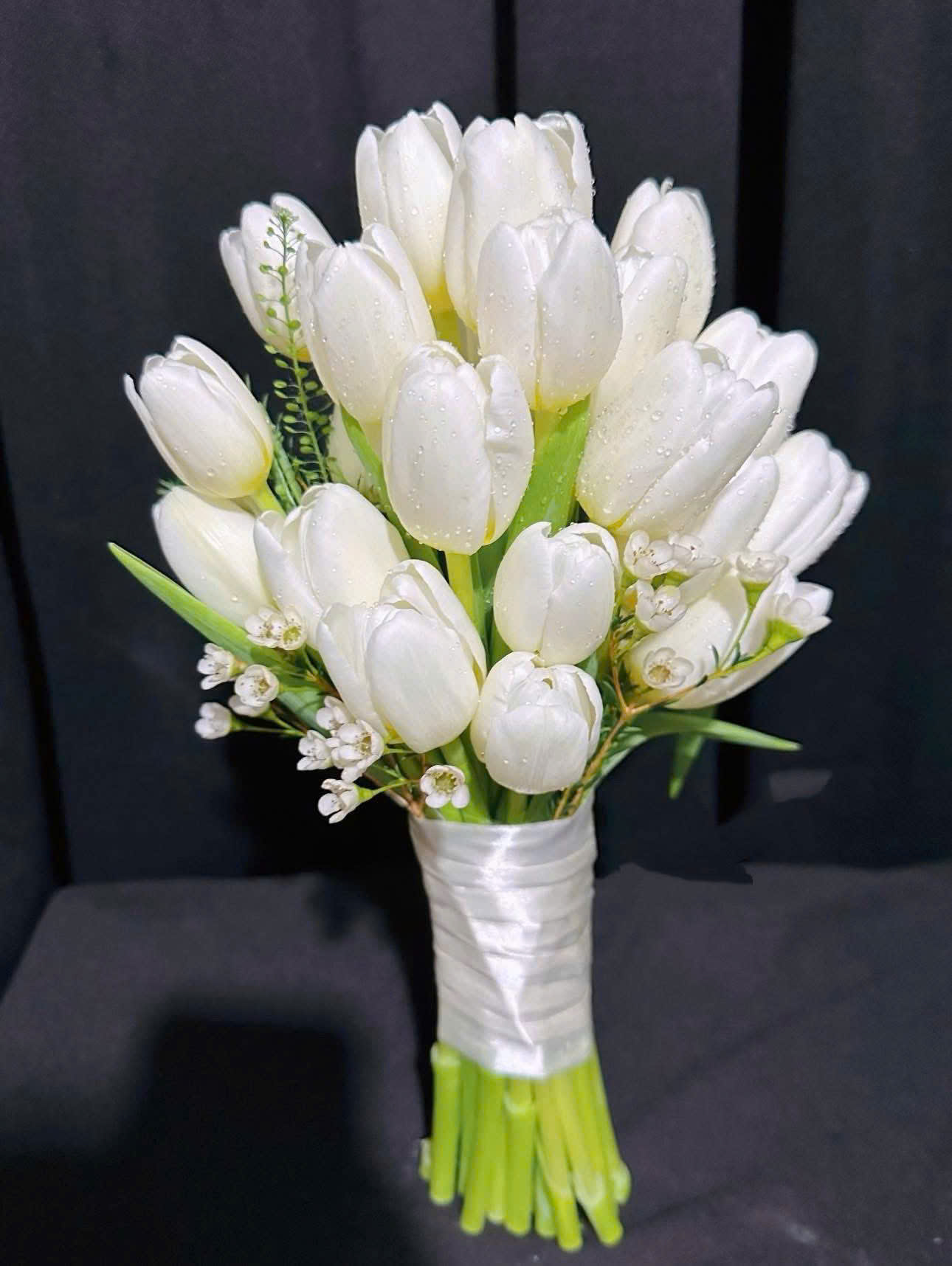 C03 Hoa cầm tay cô dâu Tulip Hà Lan trắng sang trọng