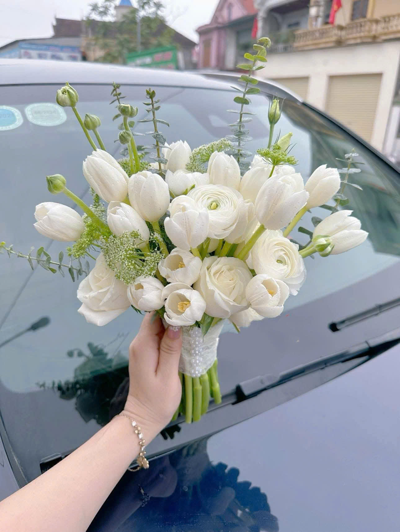 C01 Bó hoa cưới cầm tay cô dâu Tulip Hà Lan và mao lương trắng