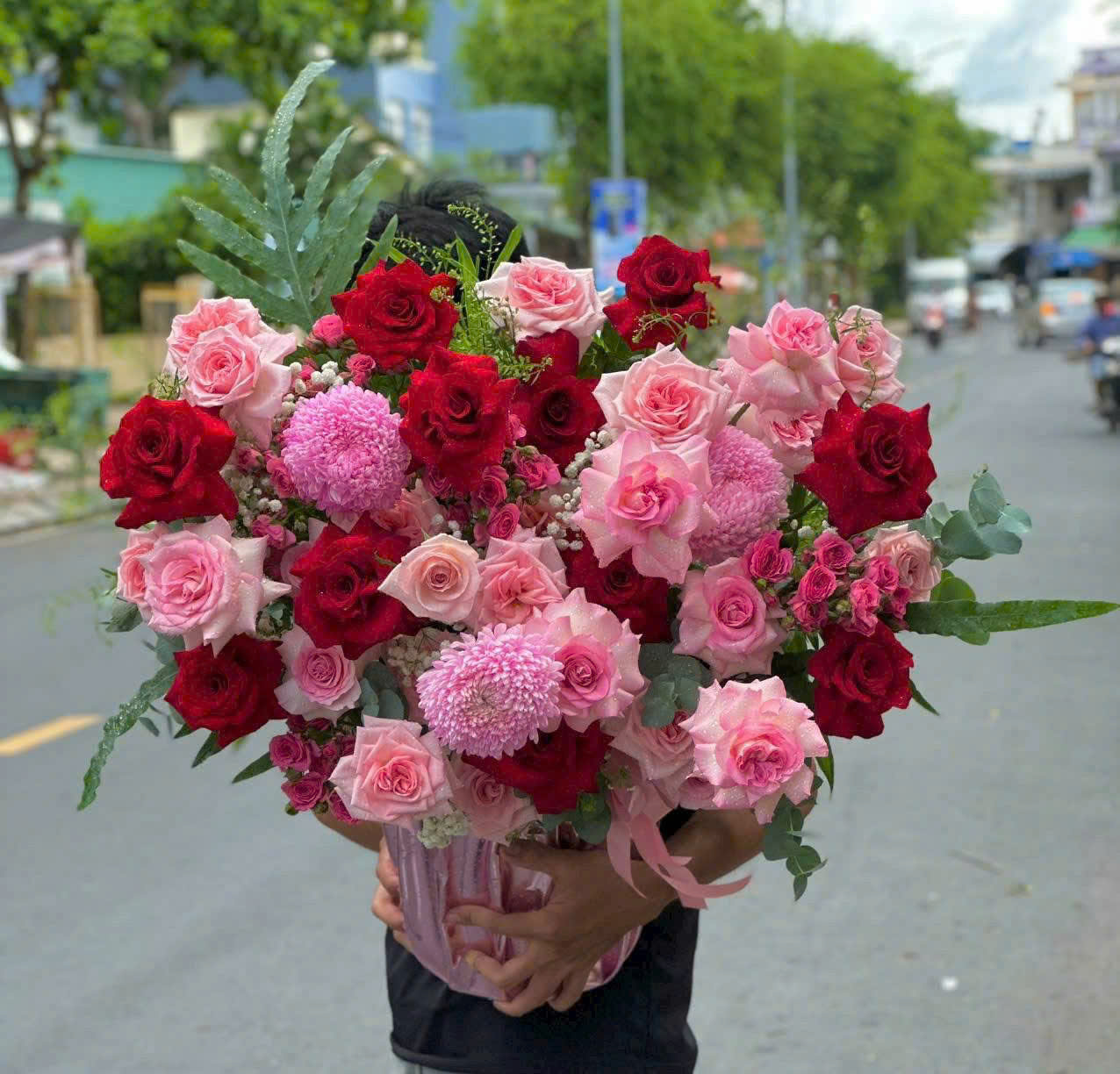 G12 Giỏ hoa hồng cúc mẫu đơn tone đỏ hồng giao nhanh 2h