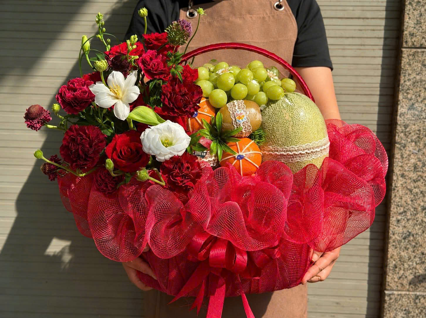 G05 Giỏ trái cây kèm hoa tone đỏ mix tulip Hà Lan sang trọng
